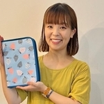 「づんの家計簿 A5バインダーポーチ」を手にするづんさん（宝島社提供）