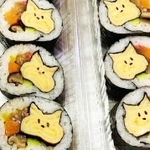 「ねこ巻き」。卵焼きとゴマで猫を表現（板楠さん提供）