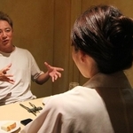 「ネオホームレス」として知られる野口昌一路氏に、これまでに出会ったヤバい店について話すAさん（右）