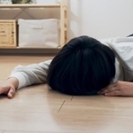 一人暮らしの入居者が倒れてしまったら…（polkadot/stock.adobe.com）
