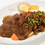 根津カレーLuckyさんの人気メニューのひとつ、カレーとルーロー飯の合いがけ（提供：根津カレーLucky(ラッキー)さん）