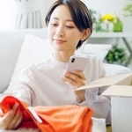 この服、いくらで売れるかな？　※画像はイメージです（polkadot/stock.adobe.com）