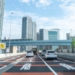 合流や車線変更の回数を減らすことで、慌てたり戸惑ったりするのを少なくできるかもしれません　※画像はイメージです（naka/stock.adobe.com）