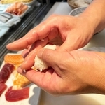 「客自身が自分で寿司を握り自分で食べる」という斬新なサービスを実施する寿司店を築地で見つけました