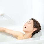浴槽が広々になって幸せ…　※画像はイメージです（naka/stock.adobe.com）