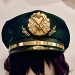 手づくりの軍服帽子。重厚なエンブレムだけど、これらの素材は…（いずれも提供写真）