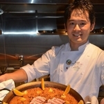 世界一をつかんだパエリアを見せる畑下さん