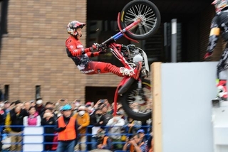 垂直の壁に飛びついて一気にクリア