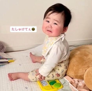 ママを見ながら、シクシク泣く赤ちゃん…おしりに注目です（提供：nekopioさん）