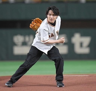 サイドスローで投球する神木隆之介＝東京ドーム（撮影・佐藤厚）