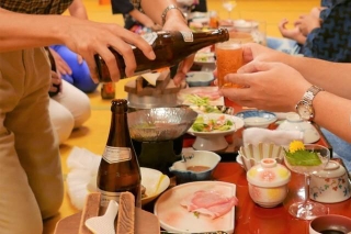 「飲みニケーション」は必要？不要？　※画像はイメージです（photoAC）