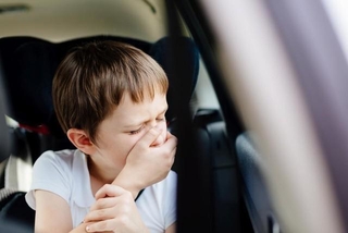 車の中で子どもが嘔吐したときは…　※画像はイメージです（Jędzura/stock.adobe.com）