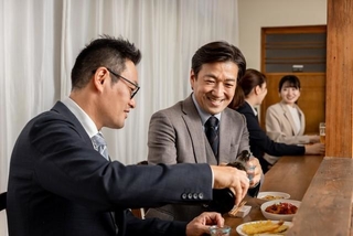 社員1人あたりの交際費が大幅増加　※画像はイメージです（buritora/stock.adobe.com）