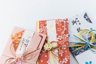 きれいなご祝儀袋、思い出だし捨てるには忍びない！（ラト/stock.adobe.com）※写真はイメージ