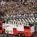 大観衆に祝福され優勝パレードする阪神ナイン＝神戸市内
