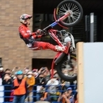 垂直の壁に飛びついて一気にクリア