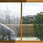 窓の結露のイメージ写真 右側が内窓を取り付けた際の状態（画像提供：YKK AP株式会社）