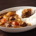 カレーのご飯の位置は右？左？　※写真はイメージ（taa22/stock.adobe.com）