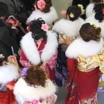 成人式後の同窓会は楽しいものですよね　※画像はイメージです（photoAC）
