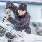 フロントガラスの凍結に悩まされている人も少なくないのでは　※画像はイメージです（weyo/stock.adobe.com）