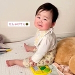 ママを見ながら、シクシク泣く赤ちゃん…おしりに注目です（提供：nekopioさん）