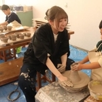 回転する力で器の形ができることを体験する子ども（京都府亀岡市余部町・ガレリアかめおか）