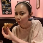 13歳で摂食障害を患ったまなさん。毎日、SNSで食べる様子を発信しています（いずれも提供写真）