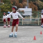 笑顔を見せて滑る児童たち