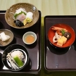 池田斉敏が祖父をもてなした際に出された料理などを再現した本膳（左）と二の膳