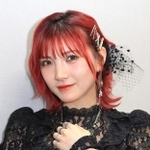 11月7日にソロデビューアルバムを発売した岡田奈々さん＝いずれも神戸市中央区