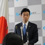 会見に応じる西村前経産大臣