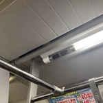 ぼーっと乗車しているだけでは気づかない位置に監視カメラが設置されている＝理工科大お嬢様部 はるか（@FoXide531）提供