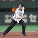 サイドスローで投球する神木隆之介＝東京ドーム（撮影・佐藤厚）