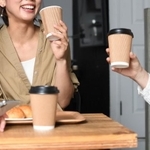 カフェで会話する女性たち　※写真はイメージ（koumaru/stock.adobe.com）