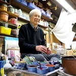 「クリスマスカードには京版画の技術がすべて込められている」と話す佐藤景三さん（京都市東山区・佐藤木版画工房）