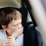 車の中で子どもが嘔吐したときは…　※画像はイメージです（Jędzura/stock.adobe.com）