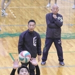 練習に励む（手前から）亀山侑生さん、洋司さん、精二さん＝金光学園高