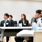 講演に耳を傾ける柏レイソルの武藤雄樹選手（左から2番目）、名古屋グランパスの森下龍矢選手（同5番目）らアスリート＝東京都内（提供）