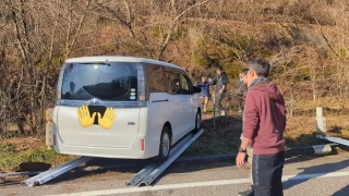 ガードレールを渡して脱出する車（提供画像）