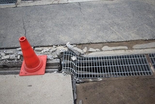 ぐにゃっと曲がったグレーチング（提供画像）