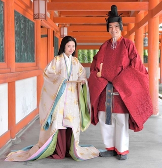 ＮＨＫ大河ドラマ「光る君へ」の役衣装で笑顔を見せる吉高由里子さん（左）と柄本佑さん