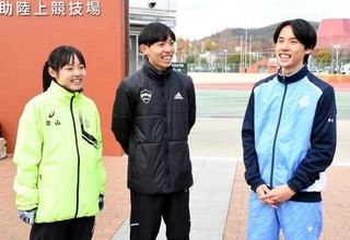 全国都道府県対抗駅伝での活躍を誓い合う（左から）黒田六花さん、朝日さん、然さんの３きょうだい＝岡山市
