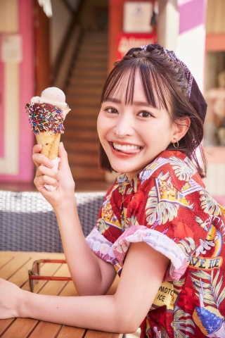 写真集「Blooming Bud」を発売する高崎かなみさん