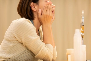スキンケアをする主婦（japolia/stock.adobe.com）