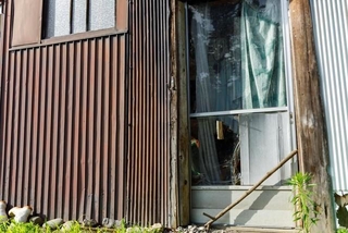 古い家を一般の人が修繕するのは難しいようです　※画像はイメージです（amosfal/stock.adobe.com）