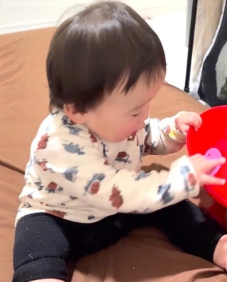 まずはヘルメットにおしゃぶりを入れます（提供：そうまひなた図鑑さん）