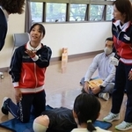 倒れている人を見つけた時の対処法を教える秋田さん（左から２人目）＝京都市東山区・日赤府支部　同支部提供