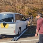 ガードレールを渡して脱出する車（提供画像）