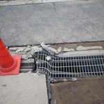 ぐにゃっと曲がったグレーチング（提供画像）