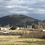 ＪＲ桃太郎線（吉備線）備中高松駅付近から望む龍王山周辺＝岡山市